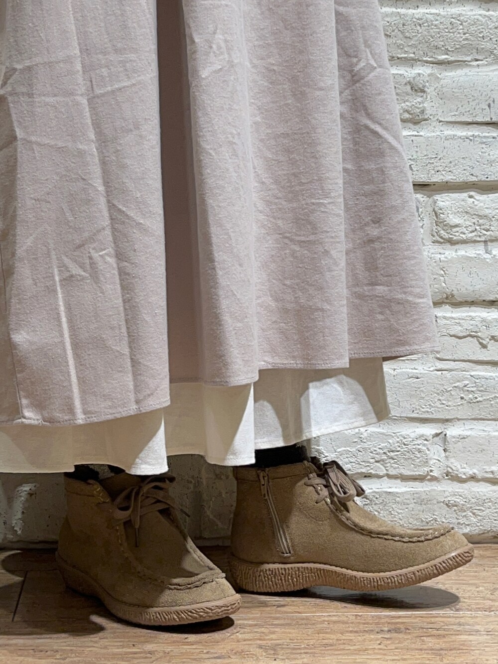 ホワイト系のシャツ/ブラウス、ブルー系のニット/セーター、ホワイト系のハンドバッグを着用したレディースの秋コーディネートの5枚目の写真