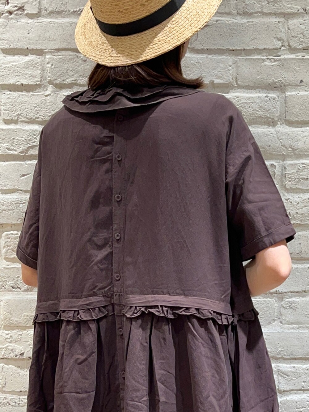 グレー系のワンピース、ブラック系のハンドバッグ、ブラック系のスカートを着用したレディースの春コーディネートの4枚目の写真