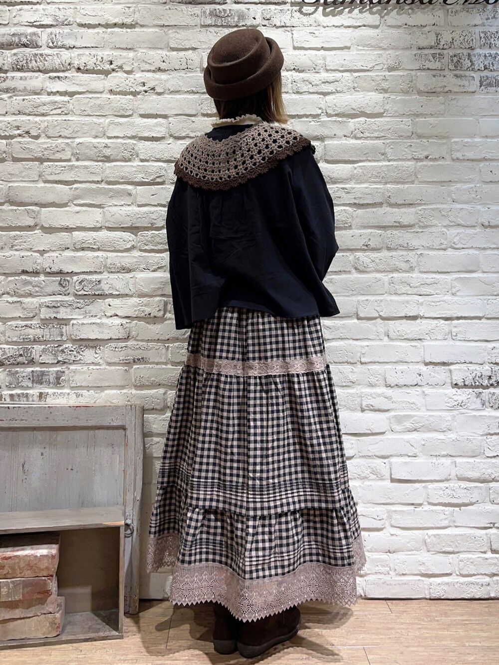 ホワイト系のニット/セーター、ブラック系のシャツ/ブラウス、ブラウン系のハンドバッグを着用したレディースの秋コーディネートの4枚目の写真