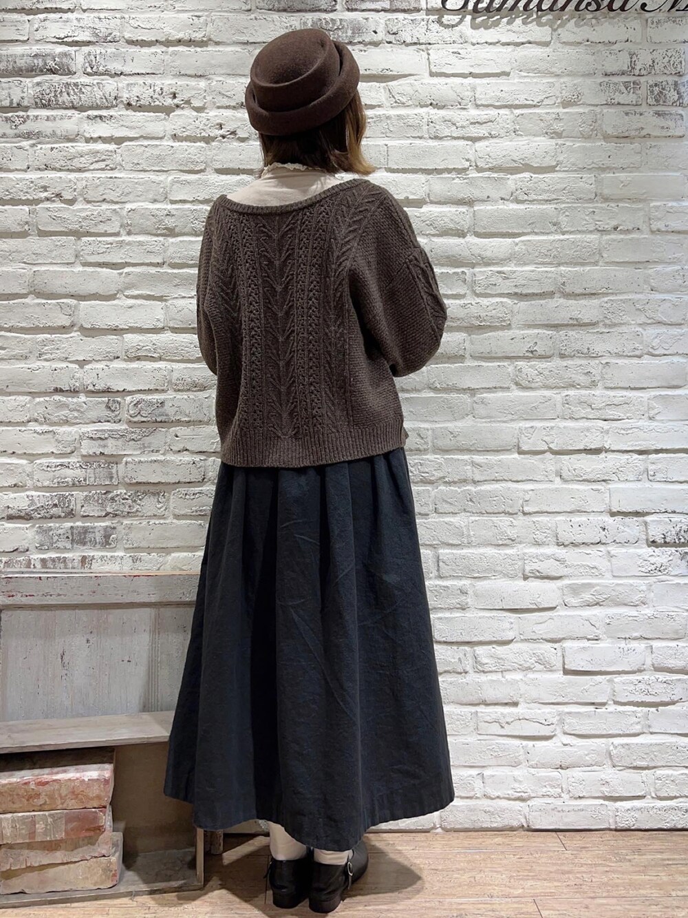 ホワイト系のシャツ/ブラウス、ブラウン系のカーディガン/ボレロ、ブラック系のスカートを着用したレディースの秋コーディネートの4枚目の写真