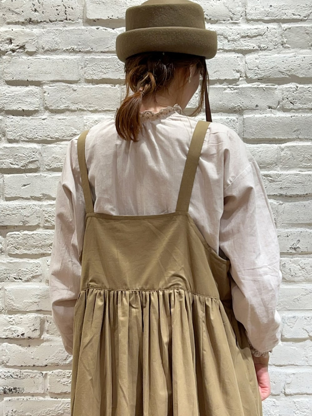 ベージュ系のシャツ/ブラウス、ベージュ系のベスト、ベージュ系のワンピースを着用したレディースの秋コーディネートの4枚目の写真