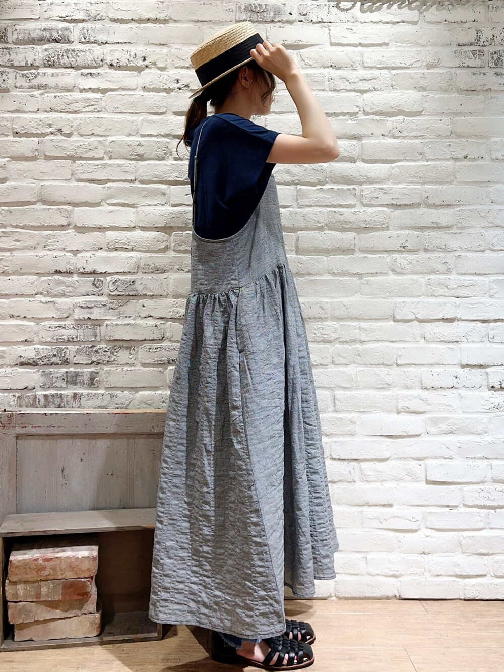 ベージュ系のTシャツ/カットソー、ブルー系のTシャツ/カットソー、ブラック系のワンピースを着用したレディースの夏コーディネートの3枚目の写真