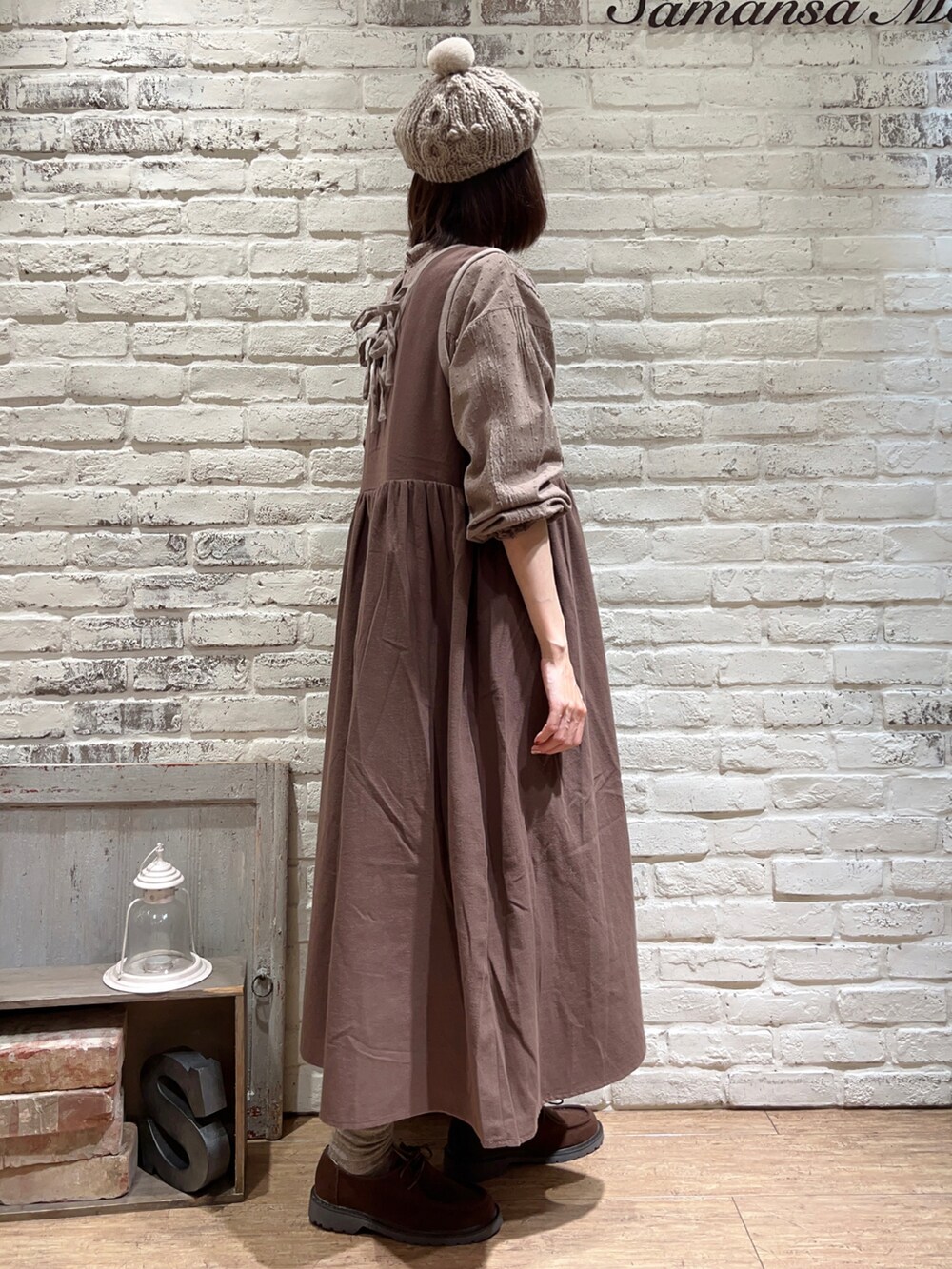 ブラウン系のワンピース、ブラウン系のワンピース、ブラウン系のハンドバッグを着用したレディースの冬コーディネートの4枚目の写真