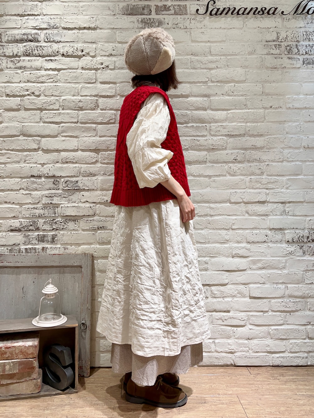 ホワイト系のシャツ/ブラウス、レッド系のベスト、ホワイト系のワンピースを着用したレディースの冬コーディネートの4枚目の写真