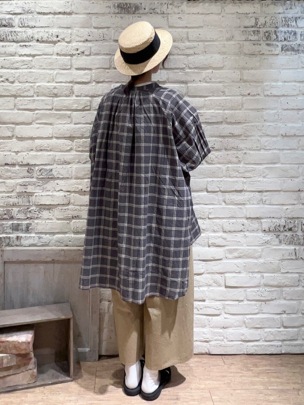 ホワイト系のTシャツ/カットソー、ブラウン系のチュニック、ブラック系のハンドバッグを着用したレディースの夏コーディネートの4枚目の写真