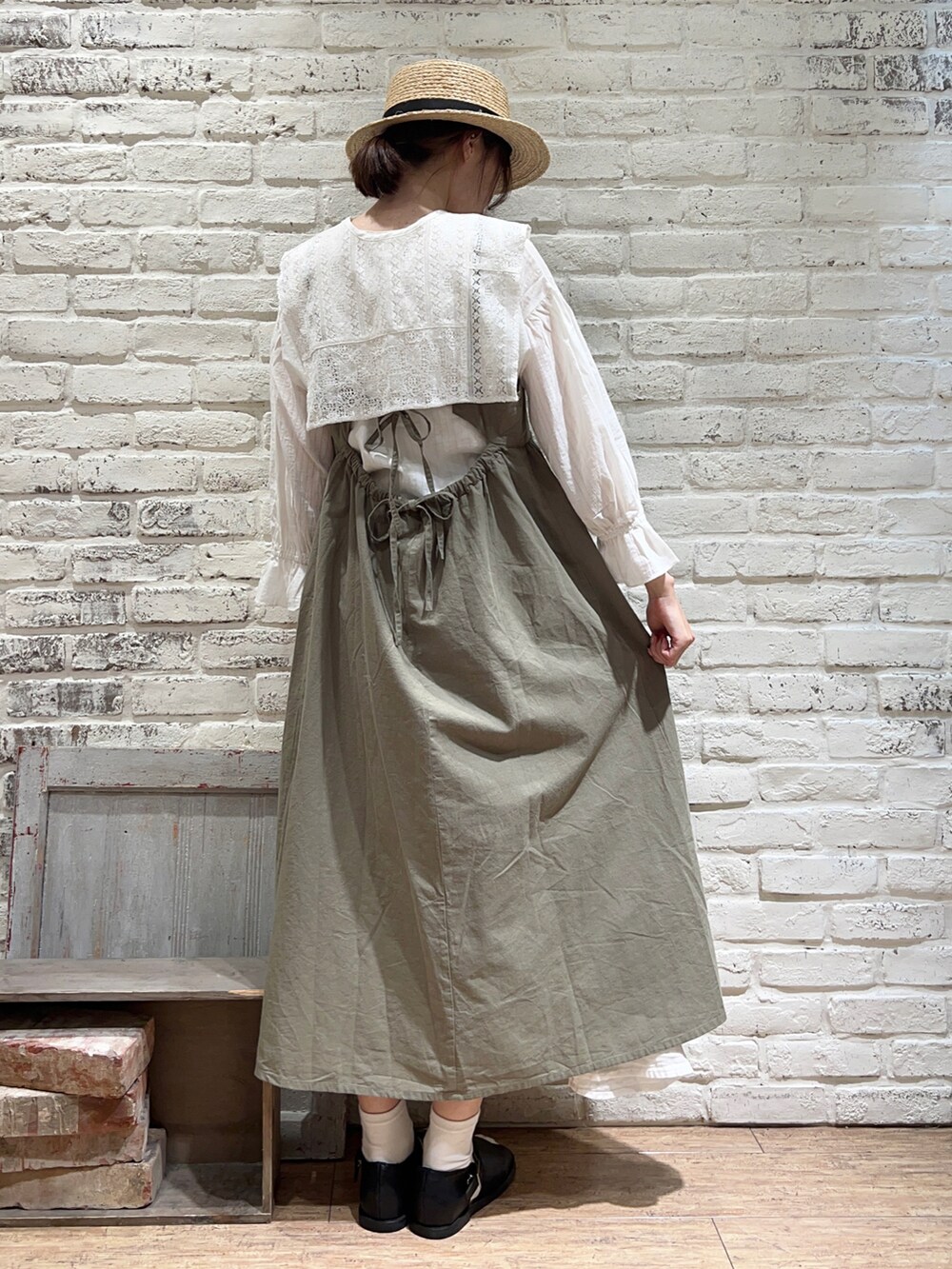 ホワイト系のシャツ/ブラウス、グリーン系のワンピース、ブラック系のハンドバッグを着用したレディースの夏コーディネートの3枚目の写真