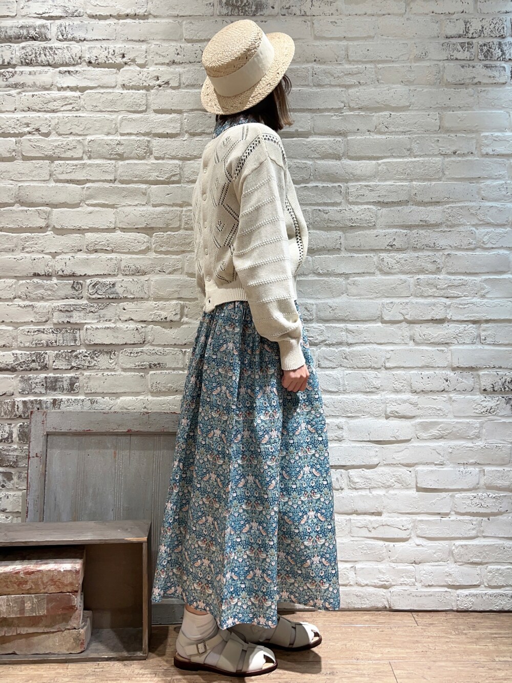 ホワイト系のニット/セーター、グリーン系のシャツ/ブラウス、グリーン系のスカートを着用したレディースの春コーディネートの4枚目の写真