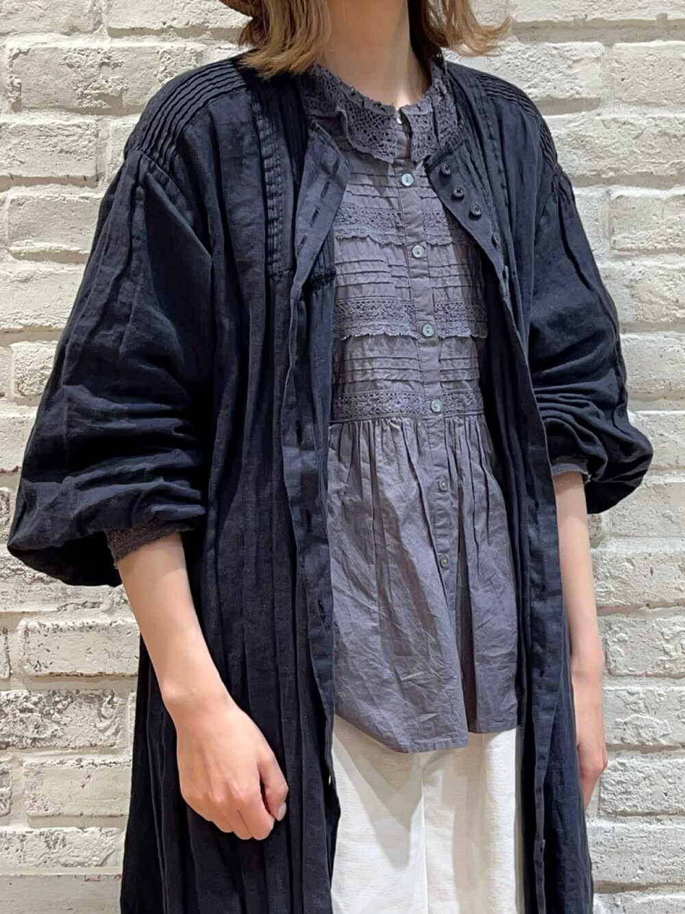 グレー系のシャツ/ブラウス、ブルー系のワンピース、ホワイト系のその他パンツを着用したレディースの春コーディネートの2枚目の写真