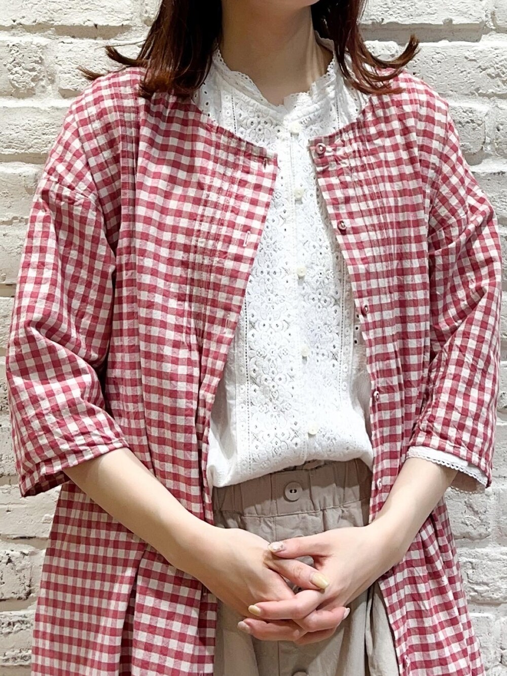 ホワイト系のシャツ/ブラウス、ホワイト系のTシャツ/カットソー、ピンク系のワンピースを着用したレディースの春コーディネートの2枚目の写真