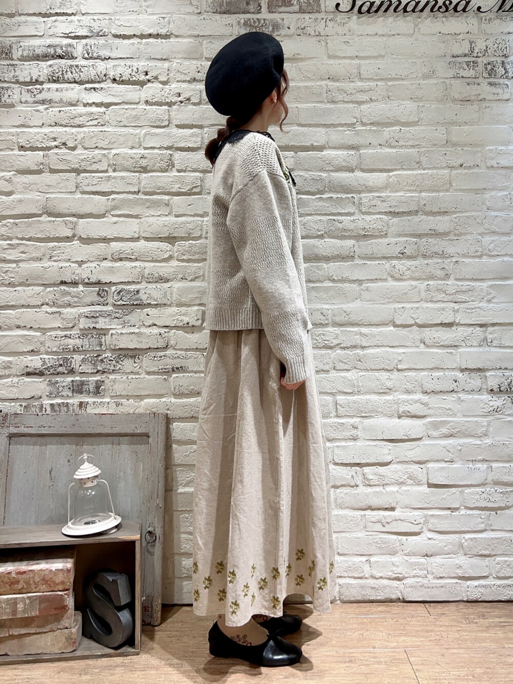 ブラック系のシャツ/ブラウス、ピンク系のカーディガン/ボレロ、ベージュ系のスカートを着用したレディースの冬コーディネートの3枚目の写真