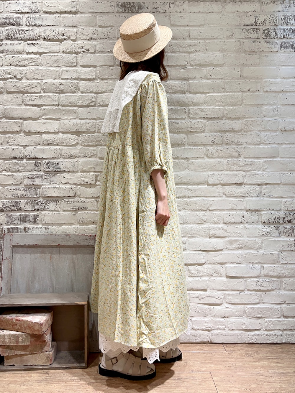 ホワイト系のシャツ/ブラウス、イエロー系のワンピース、ホワイト系のハンドバッグを着用したレディースの夏コーディネートの3枚目の写真