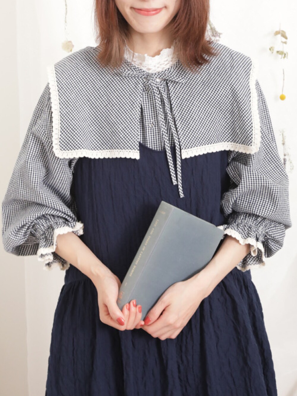 「サマンサ モスモス(Samansa Mos2)、Samansa Mos2、SM2、春コーデ、ゆるコーデ、ガーリーコーデ、レイヤードスタイル、セーラーカラー、ビッグカラー、つけ襟、キャミワンピ、ワンピース、カンカン帽、バレエシューズ」|「Samansa Mos2のラフィア太リボンカンカン帽(ハット、ブラック系)」を使った、いっしき🐻さん(レディース・164cm)の春コーディネートの2枚目の写真