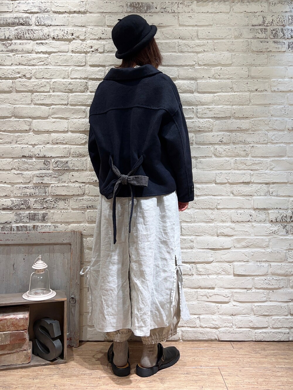 ホワイト系のTシャツ/カットソー、ブルー系のその他アウター、グリーン系のワンピースを着用したレディースの冬コーディネートの4枚目の写真