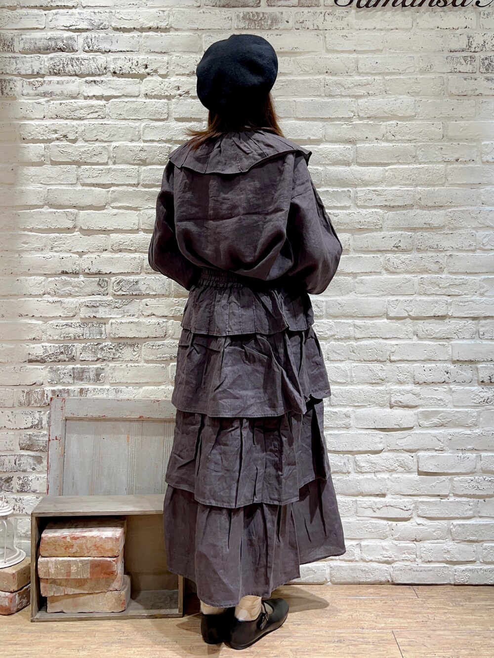 グレー系のシャツ/ブラウス、ブラック系のハンドバッグ、グレー系のスカートを着用したレディースの秋コーディネートの4枚目の写真