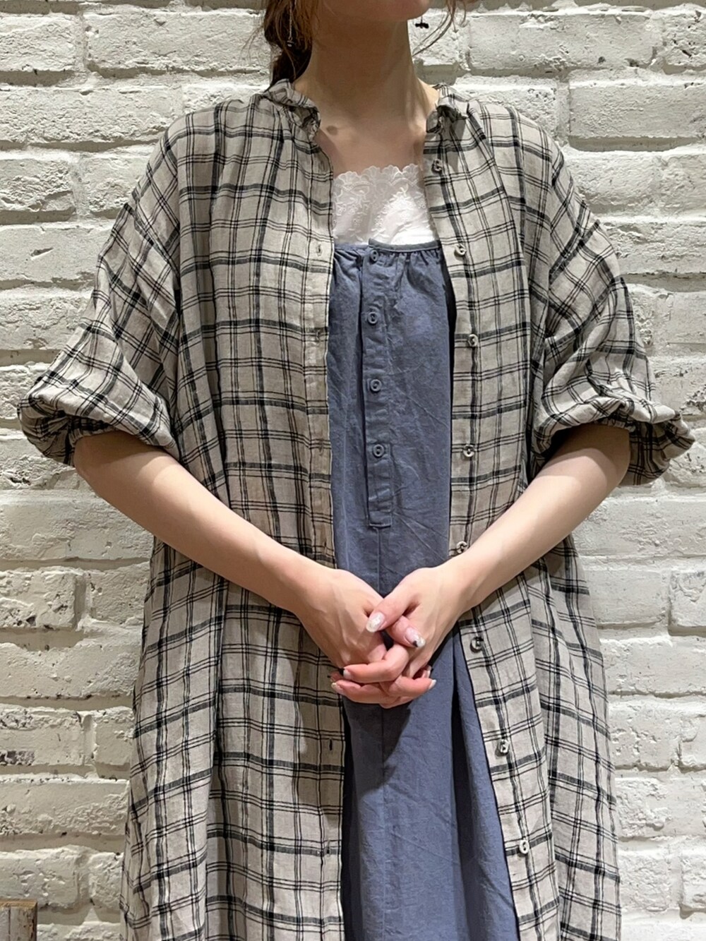 「サマンサ モスモス(Samansa Mos2)、SM2、春夏コーデ、ゆるコーデ、レイヤードスタイル、ナチュラル、リネン、ワンピース、キャミワンピ、シャツワンピ、くすみカラー、チェック、ベレー帽、グルカサンダル、サンダル」|「Samansa Mos2のダイヤ柄編みベレー帽(ハンチング/ベレー帽、ブラック系)」を使った、いっしき🐻さん(レディース・163cm)の夏コーディネートの2枚目の写真