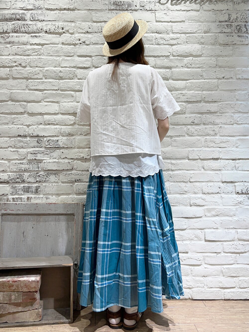 ホワイト系のシャツ/ブラウス、ホワイト系のベスト、グリーン系のスカートを着用したレディースの夏コーディネートの4枚目の写真