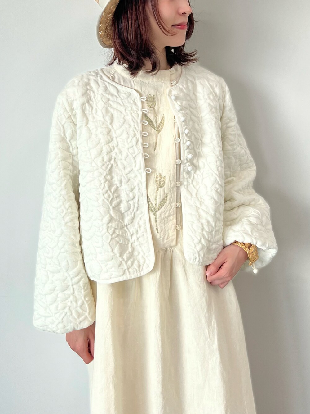 ホワイト系のその他シューズ、ホワイト系のワンピース、ホワイト系のハットを着用したレディースの春コーディネートの2枚目の写真