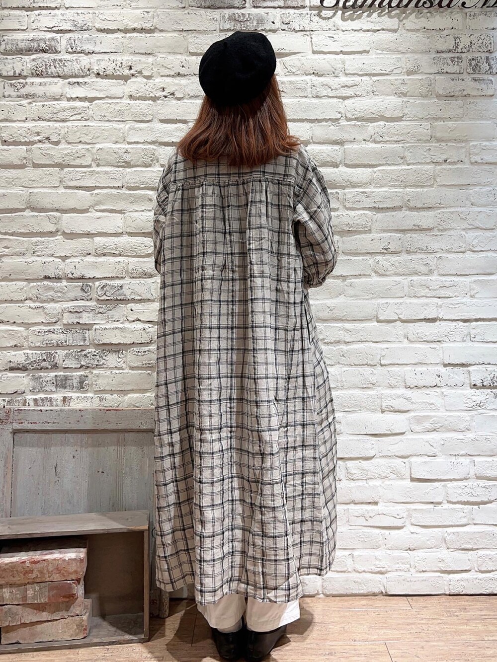 ブラック系のTシャツ/カットソー、ホワイト系のワンピース、ホワイト系のサロペット/オーバーオールを着用したレディースの夏コーディネートの4枚目の写真