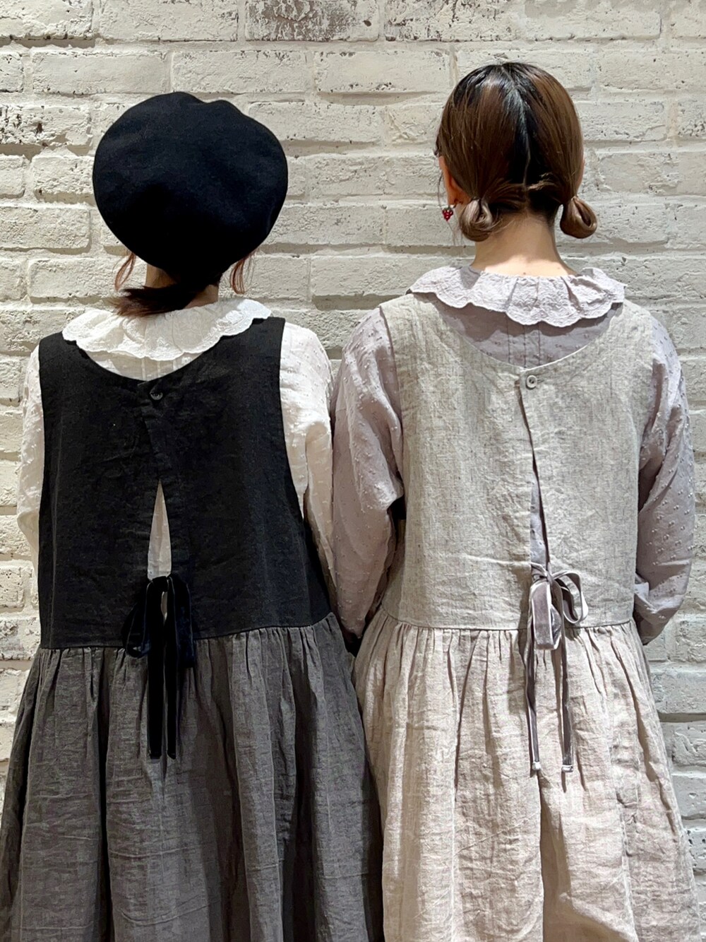 グレー系のシャツ/ブラウス、ホワイト系のシャツ/ブラウス、ベージュ系のワンピースを着用したレディースの秋コーディネートの3枚目の写真