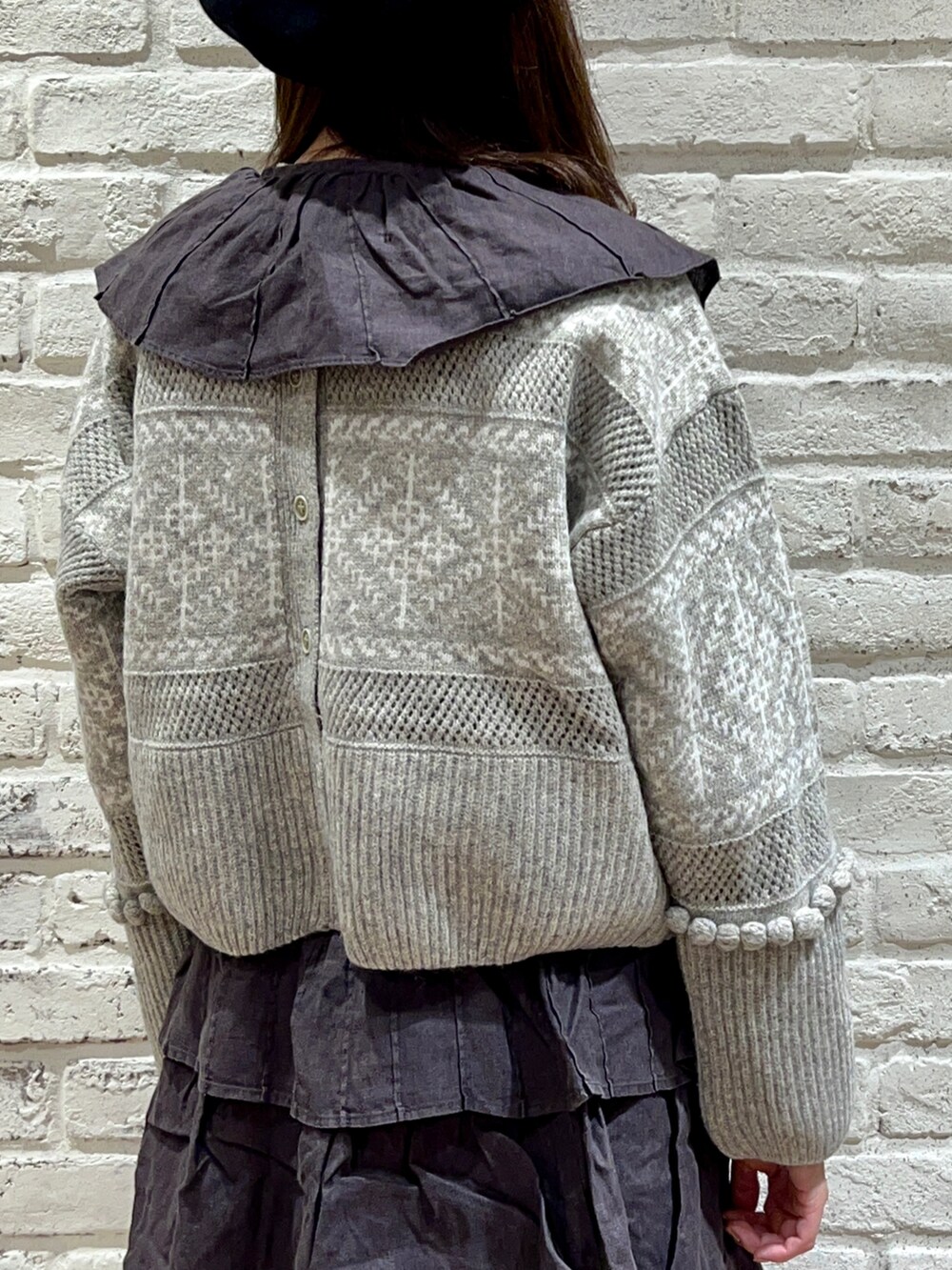 グレー系のカーディガン/ボレロ、グレー系のシャツ/ブラウス、グレー系のスカートを着用したレディースの秋コーディネートの5枚目の写真