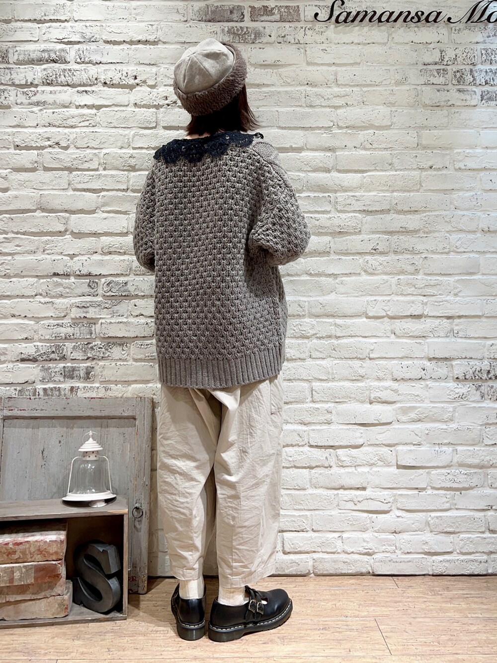 ブラック系のシャツ/ブラウス、ブラウン系のカーディガン/ボレロ、ベージュ系のカーゴパンツを着用したレディースの冬コーディネートの4枚目の写真