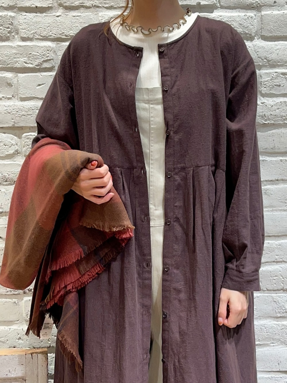 ホワイト系のTシャツ/カットソー、ブラウン系のワンピース、ベージュ系のその他パンツを着用したレディースの秋コーディネートの2枚目の写真