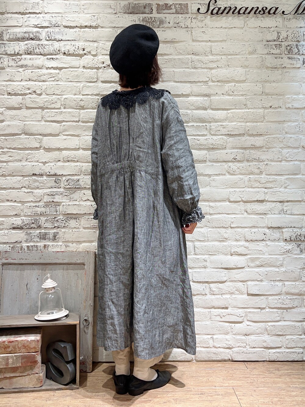 ブラック系のシャツ/ブラウス、ベージュ系のカーゴパンツ、その他のその他を着用したレディースの冬コーディネートの4枚目の写真