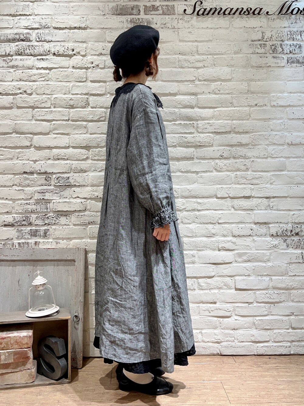 ブラック系のシャツ/ブラウス、ブラック系のスカート、その他のその他を着用したレディースの冬コーディネートの3枚目の写真