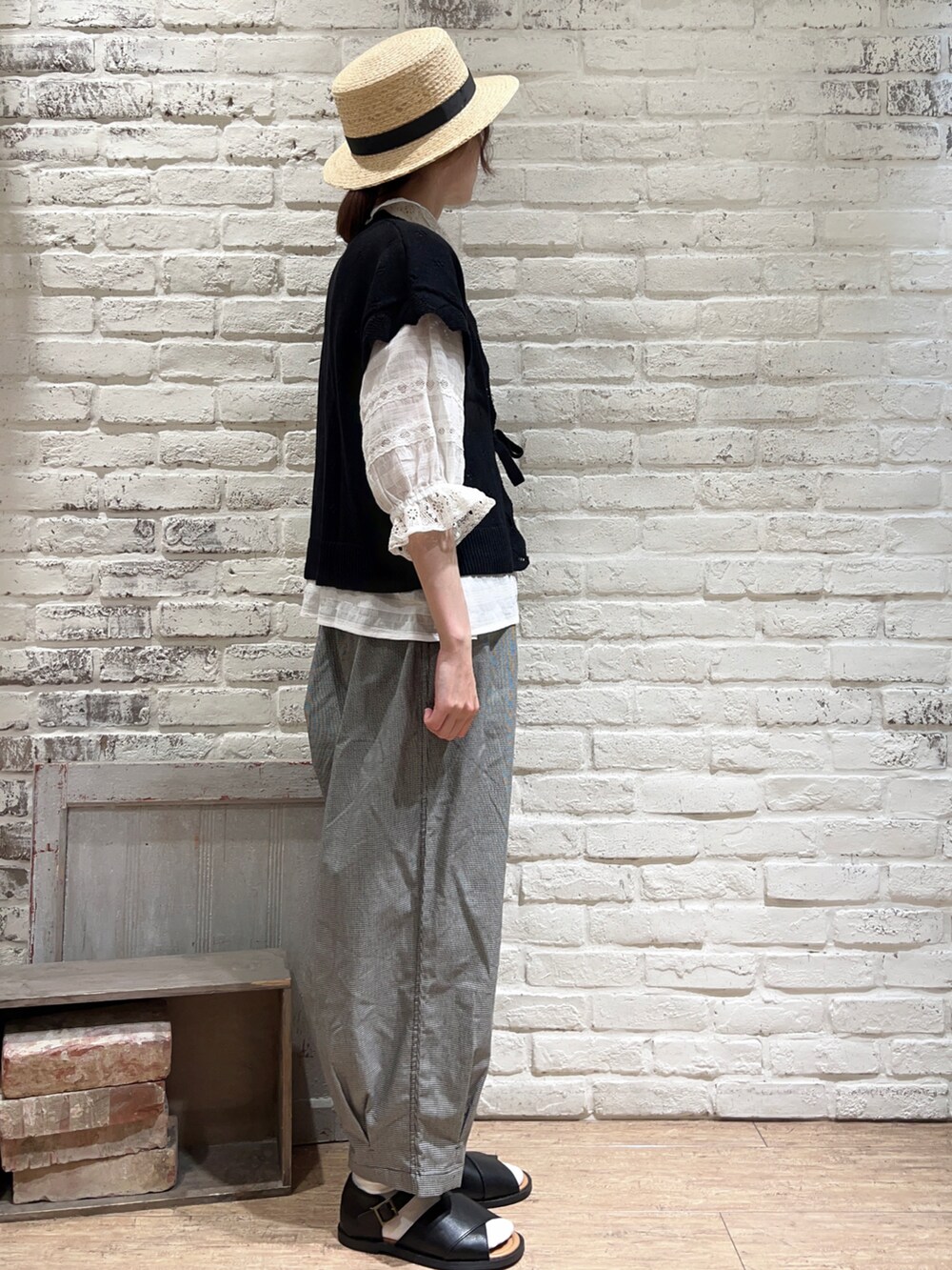 ホワイト系のシャツ/ブラウス、ブラック系のベスト、ブラック系のハンドバッグを着用したレディースの夏コーディネートの3枚目の写真