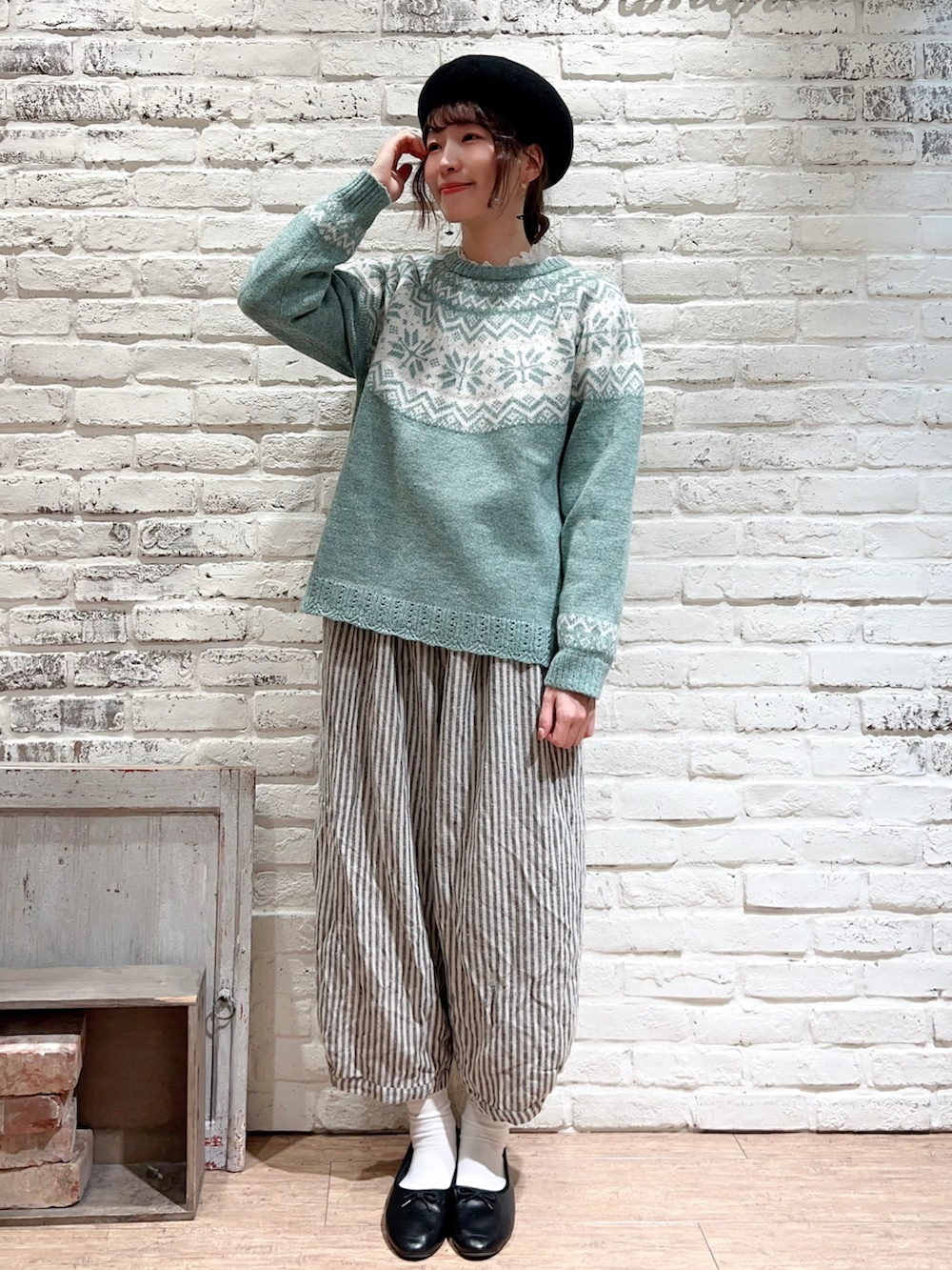 「サマンサ モスモス(Samansa Mos2)、SM2、冬コーデ、ゆるコーデ、カジュアル、ナチュラル、ロングコート、ノーカラーコート、ジャガード、ニット、ミントグリーン、ストライプ、バルーンパンツ、ベレー帽、バレエシューズ」|「Samansa Mos2のウールバスクベレー(ハンチング/ベレー帽、ブラック系)」を使った、いっしき🐻さん(レディース・163cm)の冬コーディネートの2枚目の写真