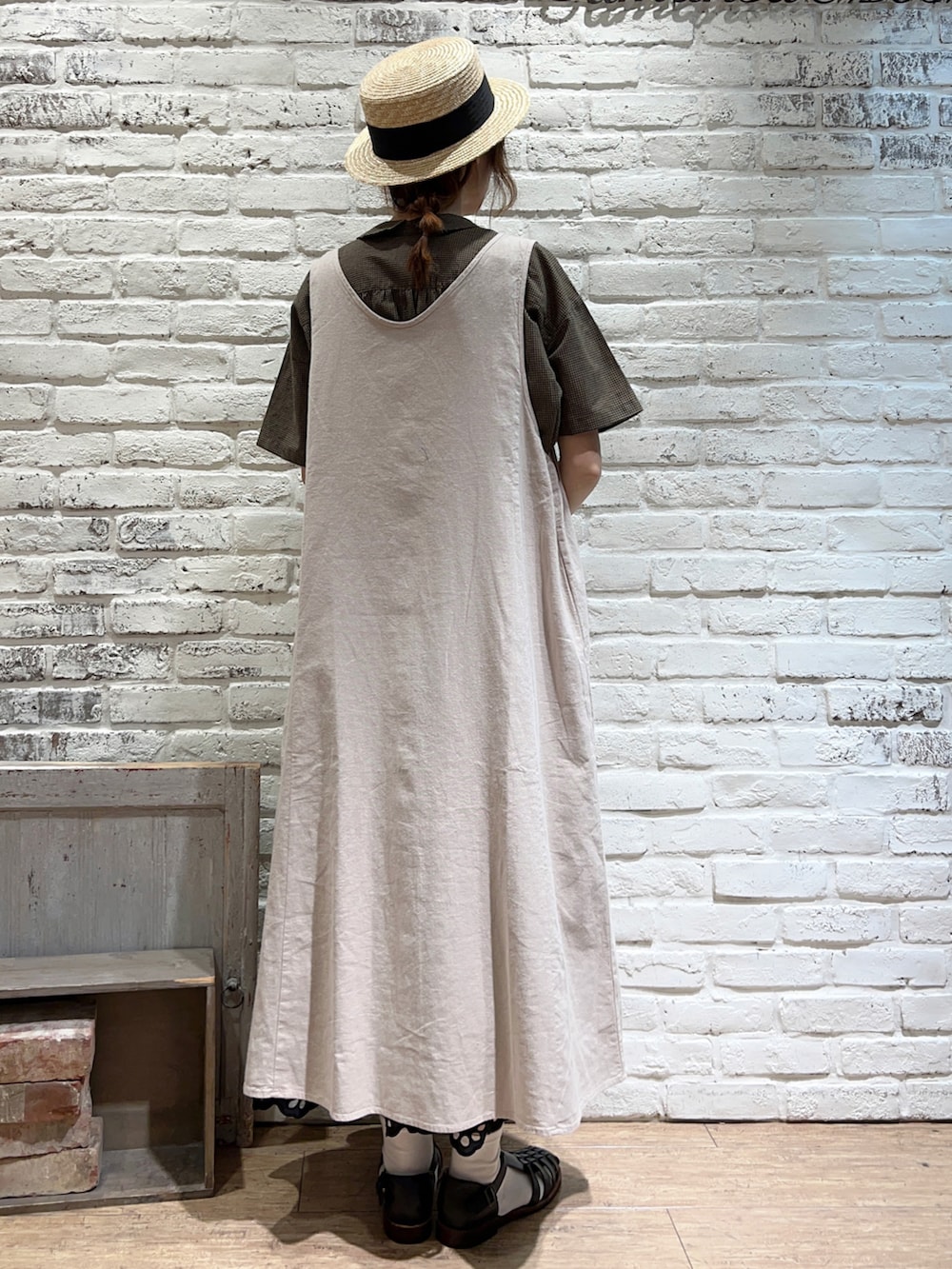 ブラウン系のシャツ/ブラウス、ベージュ系のワンピース、ブラック系のスカートを着用したレディースの夏コーディネートの2枚目の写真