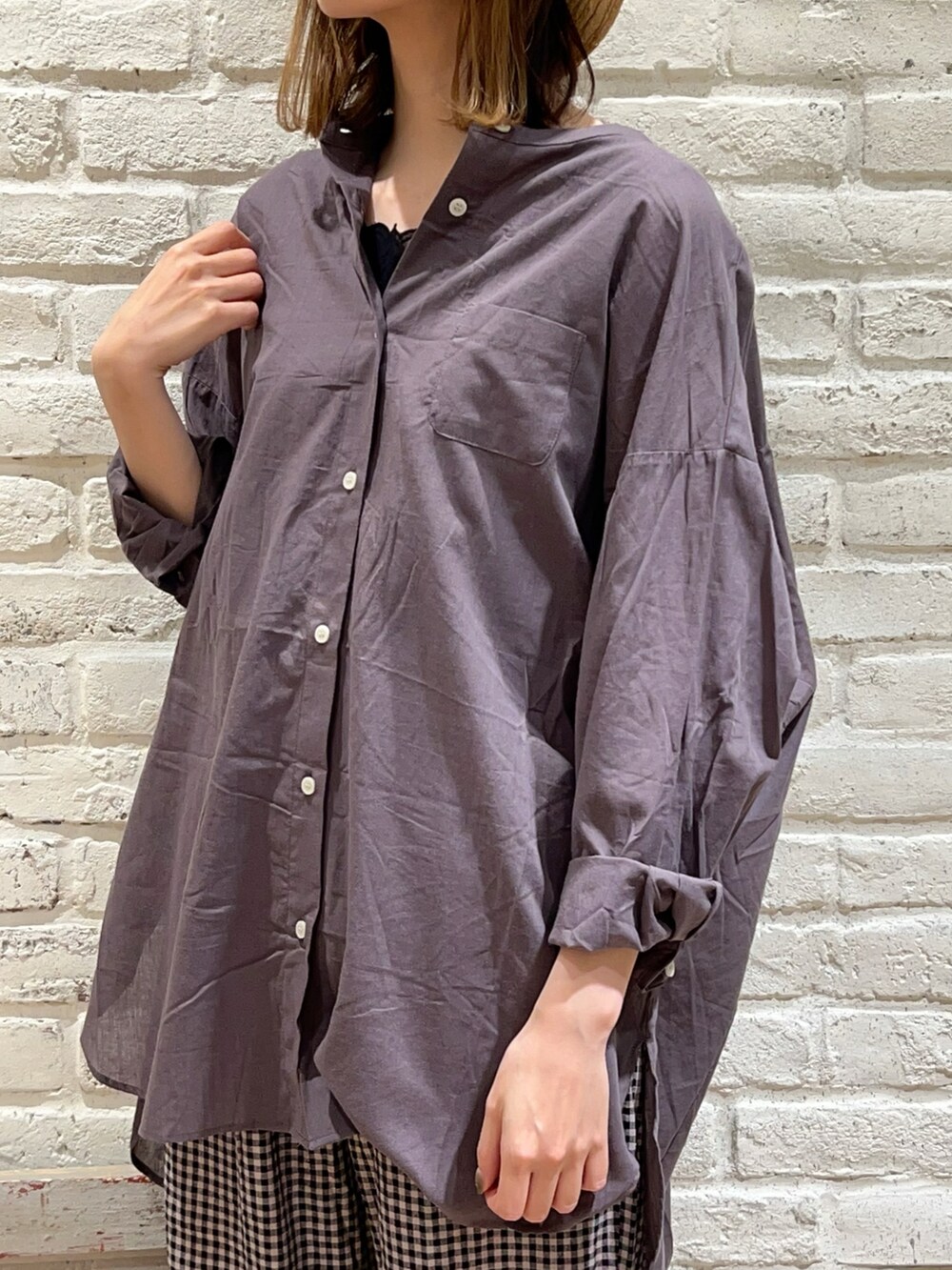 ブラック系のタンクトップ、グレー系のシャツ/ブラウス、ブラック系のハンドバッグを着用したレディースの春コーディネートの2枚目の写真