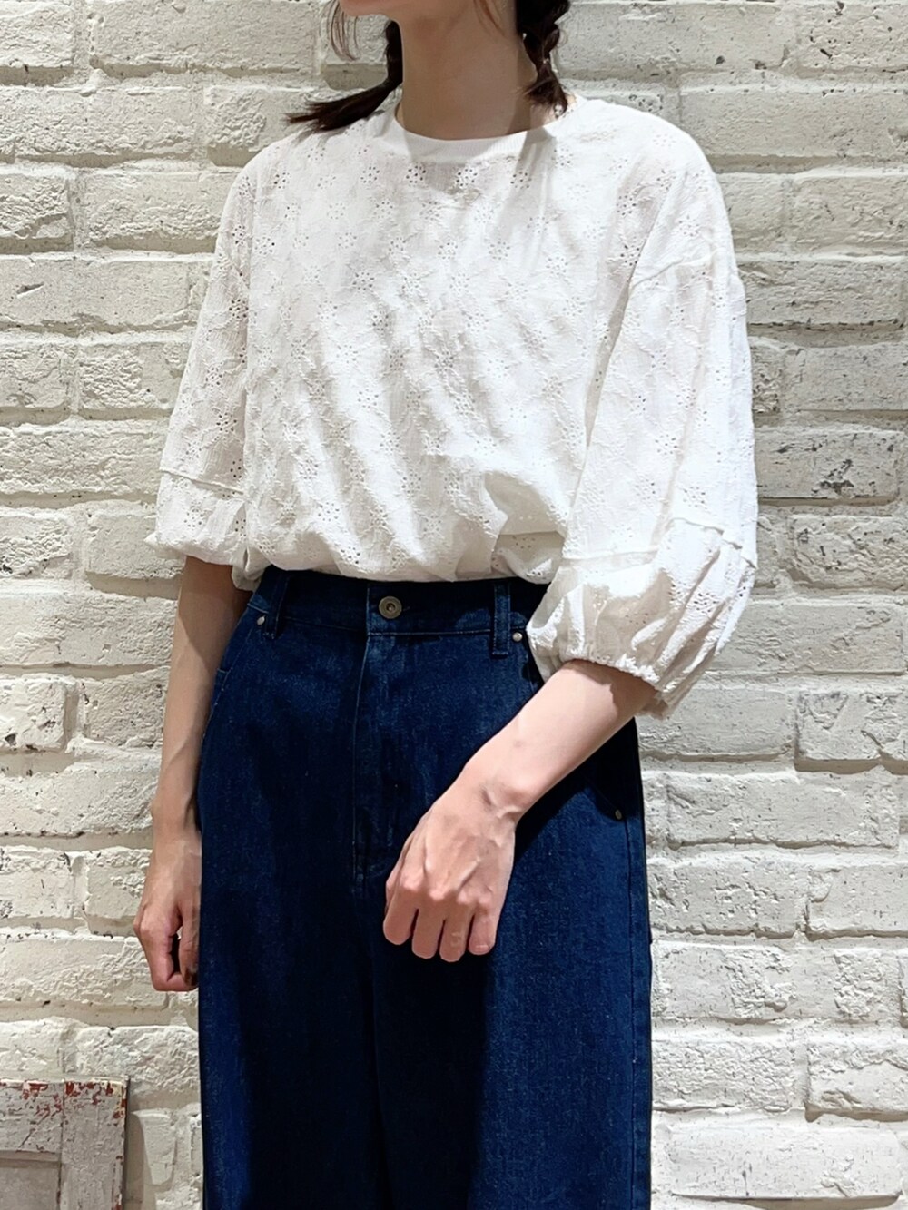 ホワイト系のTシャツ/カットソー、レッド系のワンピース、ブルー系のデニムパンツを着用したレディースの秋コーディネートの3枚目の写真