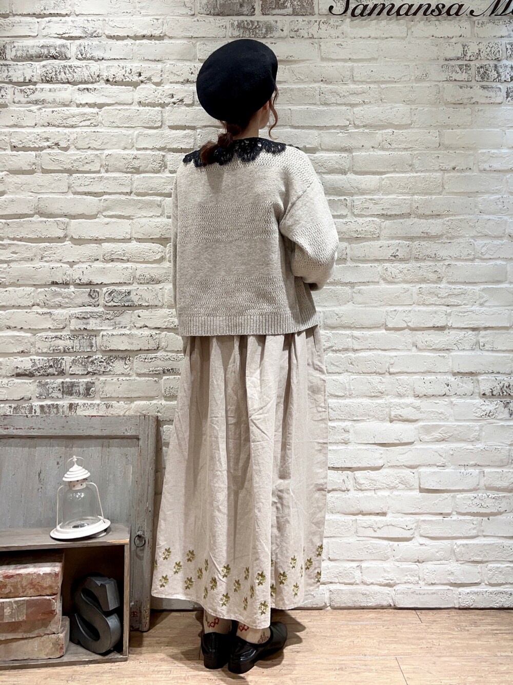 ブラック系のシャツ/ブラウス、ピンク系のカーディガン/ボレロ、ベージュ系のスカートを着用したレディースの冬コーディネートの5枚目の写真