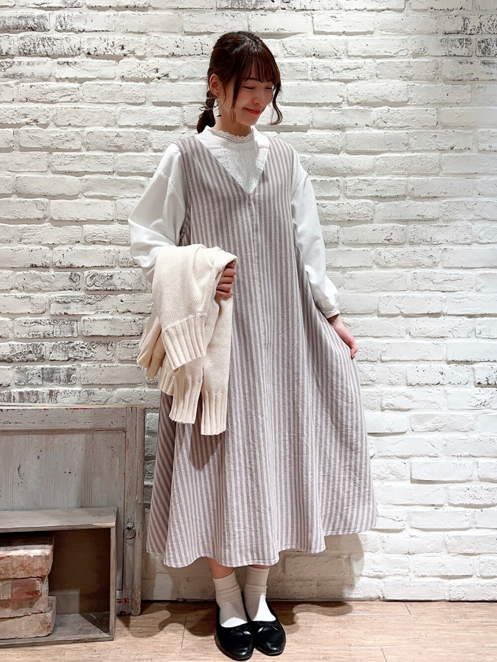 「サマンサ モスモス(Samansa Mos2)、SM2、春コーデ、ゆるコーデ、ワントーンコーデ、ナチュラル、ワンピース、ジャンパースカート、ストライプ、レース、カーディガン、バレエシューズ」|「Samansa Mos2のフロントレースブラウス(シャツ/ブラウス、ホワイト系)」を使った、いっしき🐻さん(レディース・163cm)の冬コーディネートの4枚目の写真