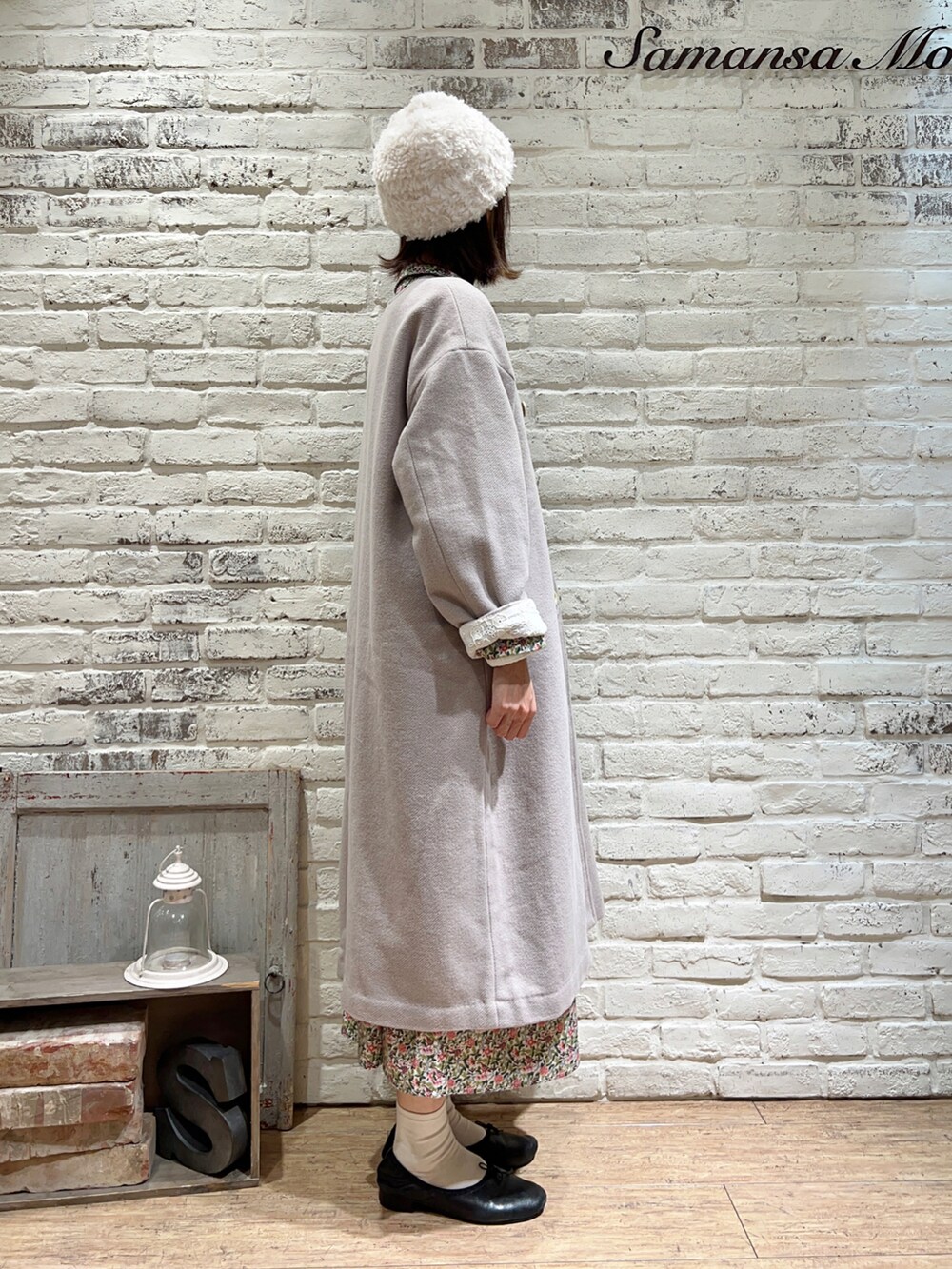 ベージュ系のその他アウター、ピンク系のワンピース、ホワイト系のハットを着用したレディースの冬コーディネートの4枚目の写真