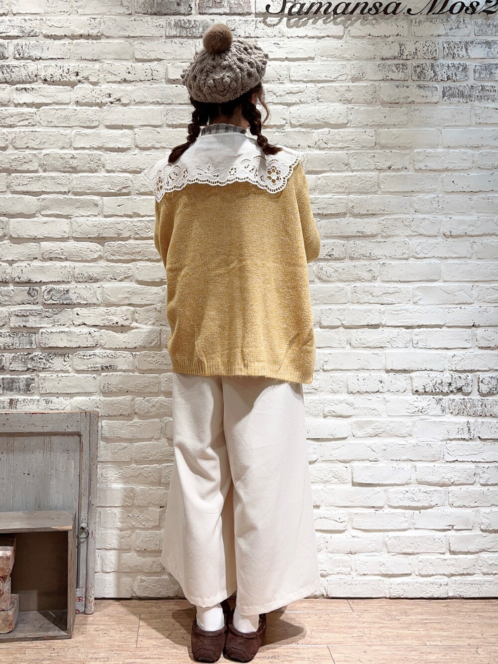 ホワイト系のシャツ/ブラウス、イエロー系のカーディガン/ボレロ、ホワイト系のその他パンツを着用したレディースの冬コーディネートの4枚目の写真