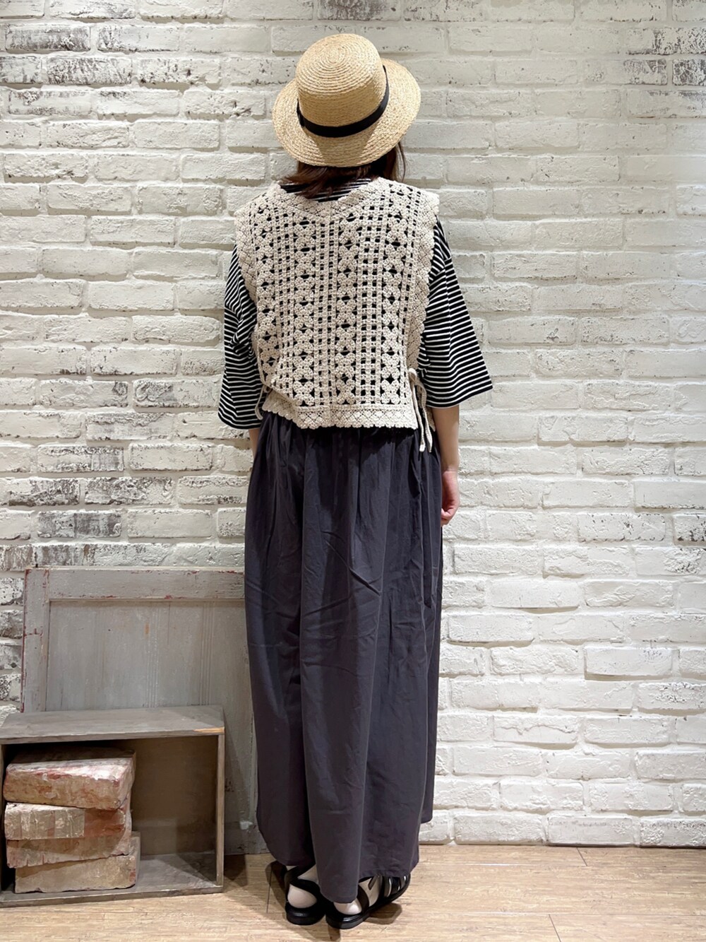 ホワイト系のベスト、グレー系のTシャツ/カットソー、グレー系のその他パンツを着用したレディースの秋コーディネートの5枚目の写真