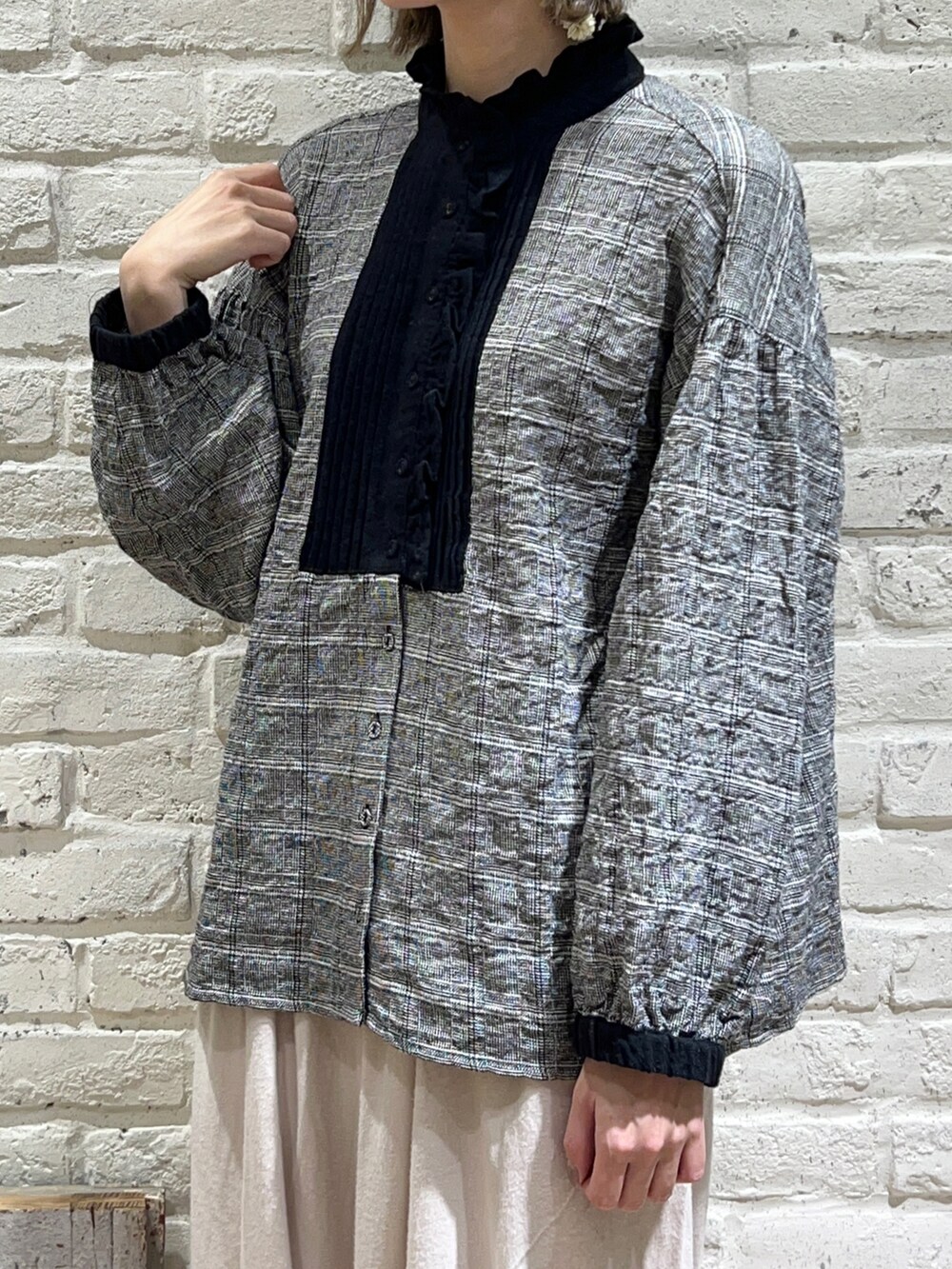 ベージュ系のベスト、グレー系のシャツ/ブラウス、ホワイト系のその他パンツを着用したレディースの冬コーディネートの2枚目の写真