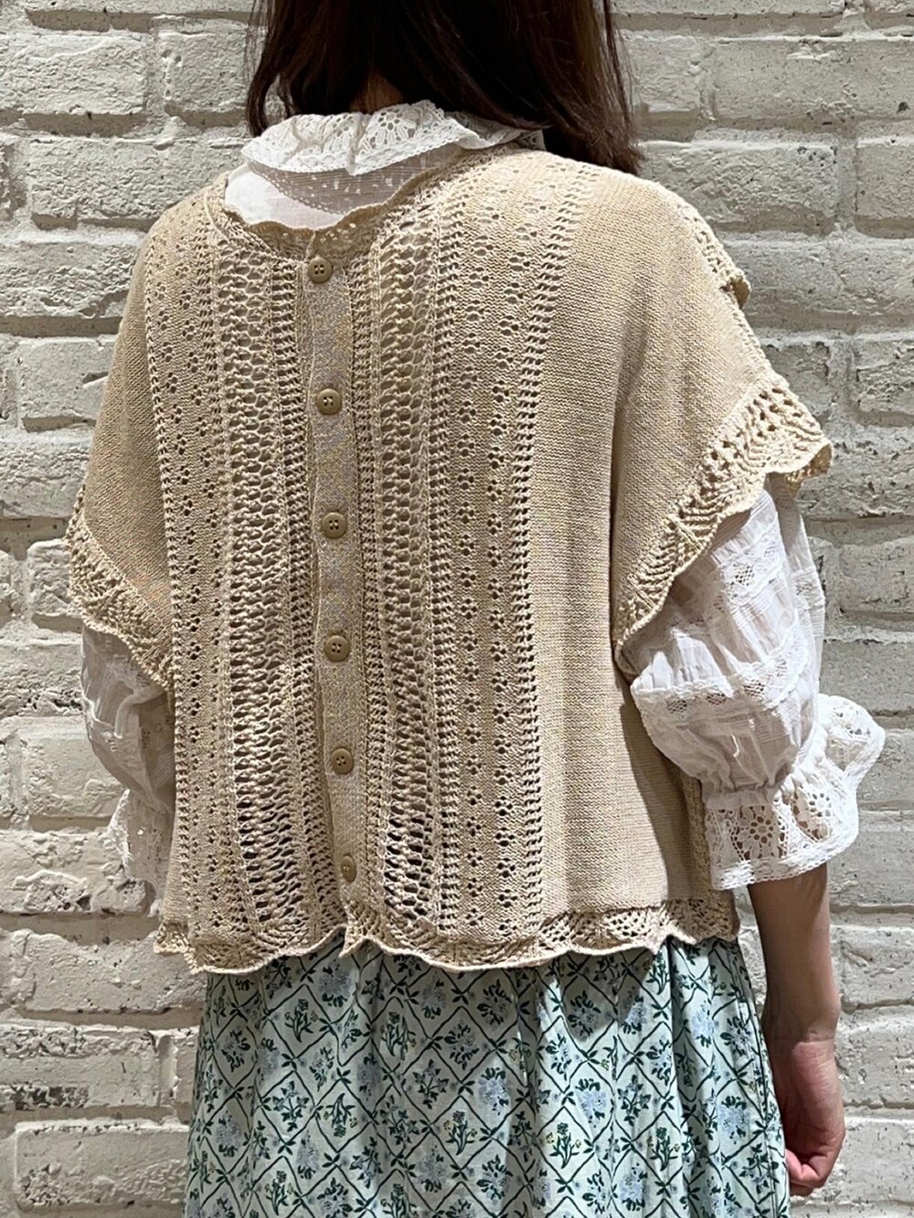 ホワイト系のシャツ/ブラウス、ホワイト系のベスト、グリーン系のスカートを着用したレディースの春コーディネートの5枚目の写真