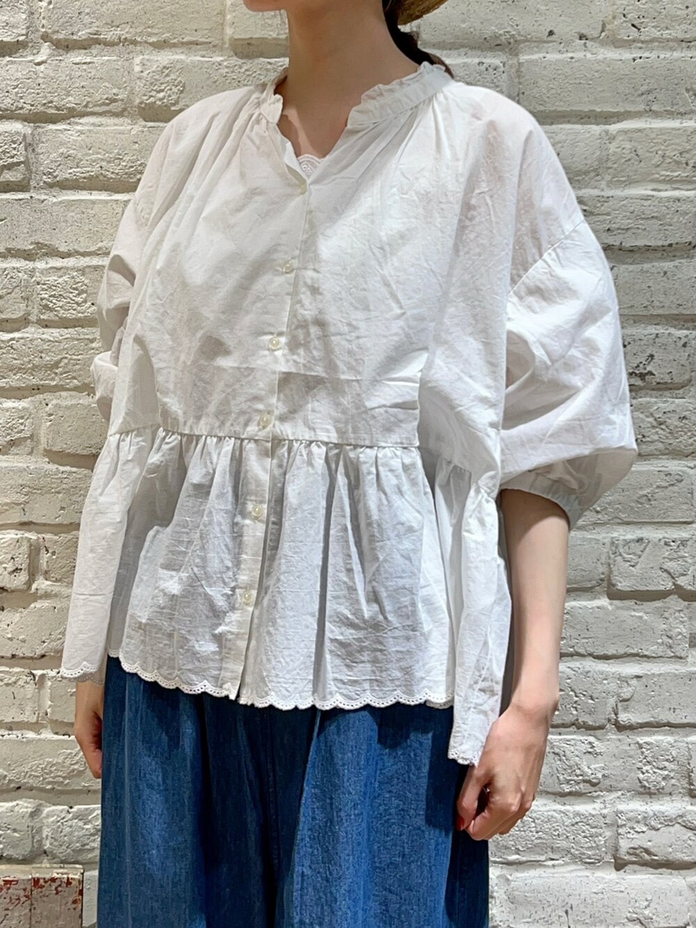 ホワイト系のタンクトップ、ホワイト系のシャツ/ブラウス、ブラック系のハンドバッグを着用したレディースの夏コーディネートの2枚目の写真