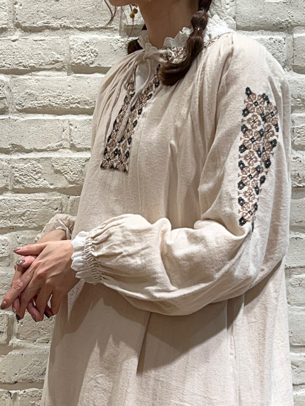 ホワイト系のシャツ/ブラウス、ホワイト系のワンピース、イエロー系のトートバッグを着用したレディースの冬コーディネートの2枚目の写真