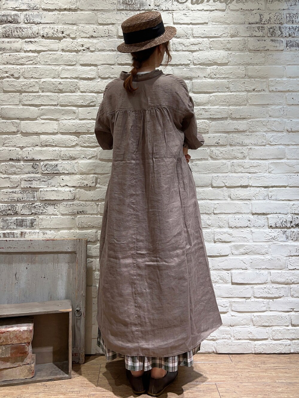 ホワイト系のTシャツ/カットソー、ホワイト系のTシャツ/カットソー、ブラウン系のワンピースを着用したレディースの夏コーディネートの3枚目の写真