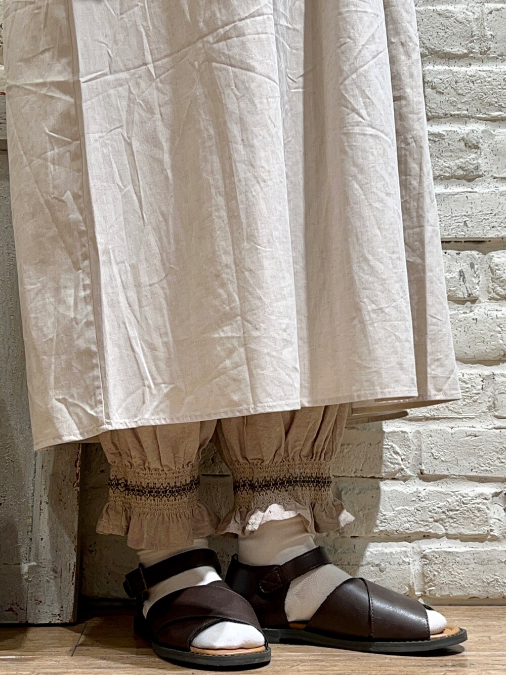 ホワイト系のワンピース、ホワイト系のハンドバッグ、ベージュ系のその他パンツを着用したレディースの春コーディネートの5枚目の写真