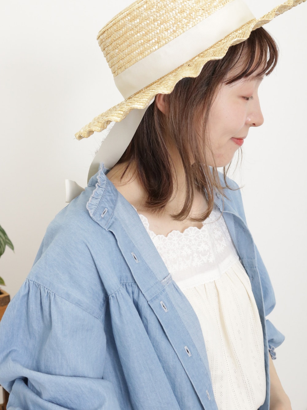 「サマンサ モスモス(Samansa Mos2)、Samansa Mos2、SM2、夏コーデ、ゆるコーデ、カジュアル、カジュアルコーデ、きれいめカジュアル、ナチュラル、デニム、デニムシャツ、ブルー x ホワイト、ブルー、レーススカート、グルカサンダル」|「Samansa Mos2の【UVカット/消臭効果】なみなみカンカン帽(ハット、ホワイト系)」を使った、いっしき🐻さん(レディース・164cm)の春コーディネートの3枚目の写真