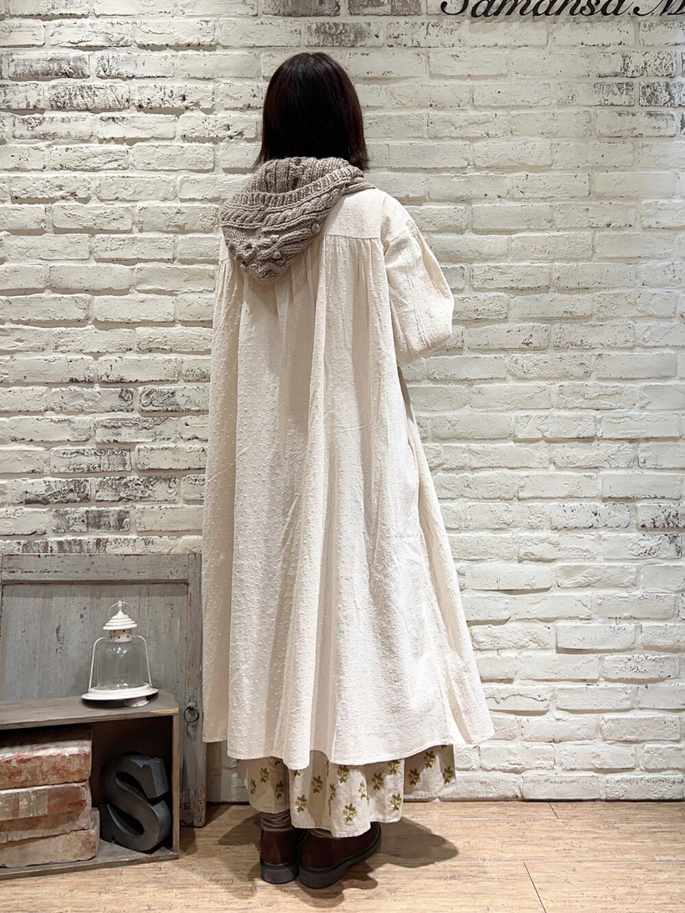 ホワイト系のワンピース、ベージュ系のスカート、ブラウン系のドレスシューズを着用したレディースの冬コーディネートの4枚目の写真