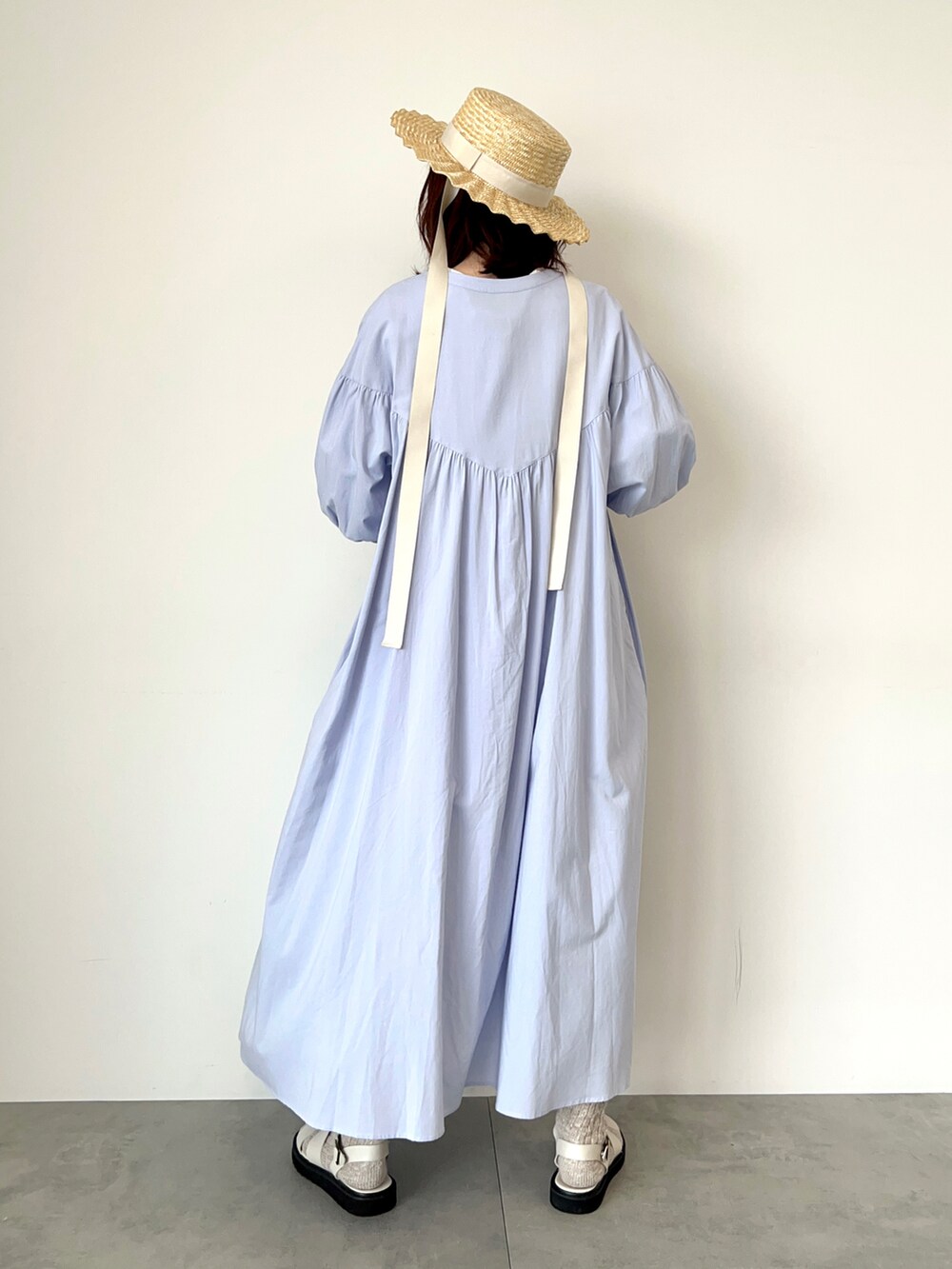 パープル系のワンピース、ホワイト系のワンピース、ホワイト系のサンダルを着用したレディースの春コーディネートの4枚目の写真