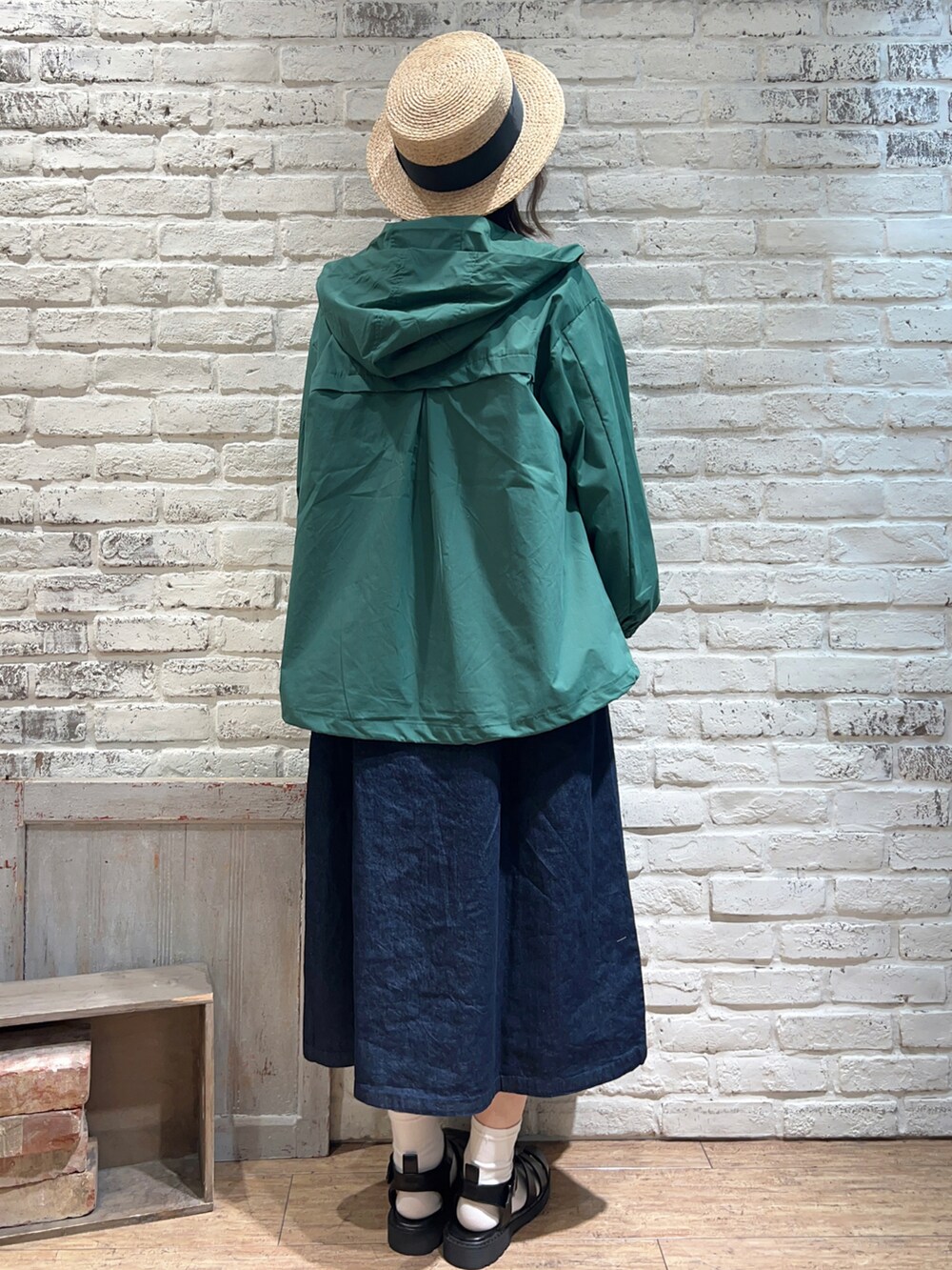 ホワイト系のTシャツ/カットソー、ホワイト系のTシャツ/カットソー、グリーン系のブルゾンを着用したレディースの春コーディネートの4枚目の写真