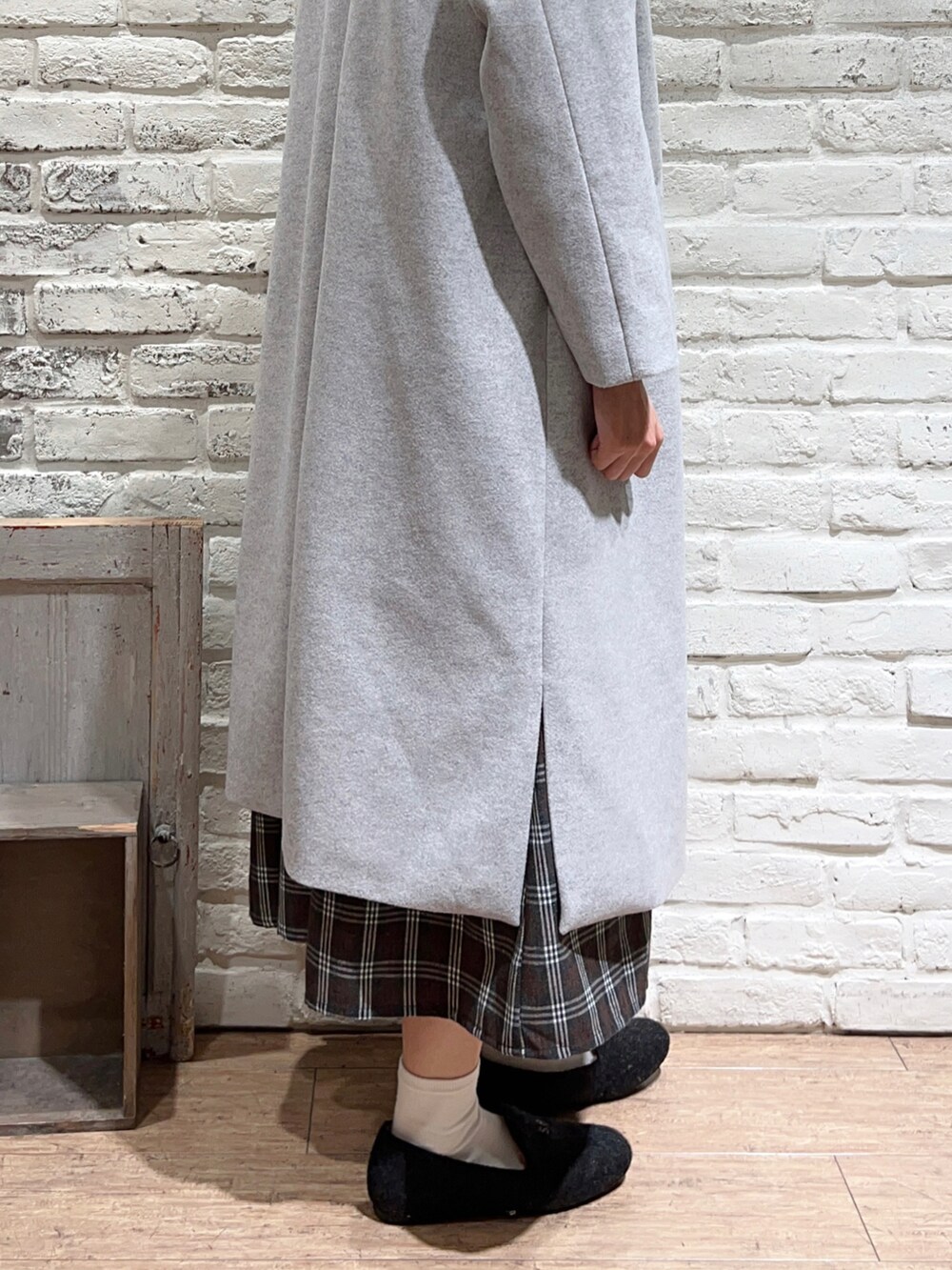 ブラック系のTシャツ/カットソー、グレー系のシャツ/ブラウス、グレー系のノーカラーコートを着用したレディースの冬コーディネートの5枚目の写真