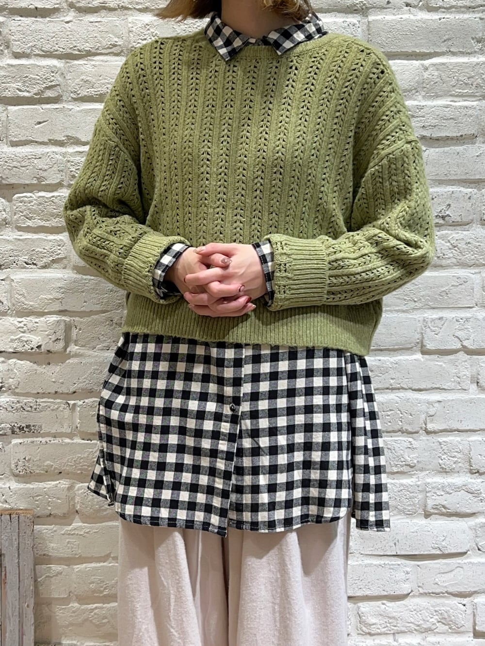 グリーン系のカーディガン/ボレロ、ブラック系のチュニック、ホワイト系のその他パンツを着用したレディースの冬コーディネートの2枚目の写真